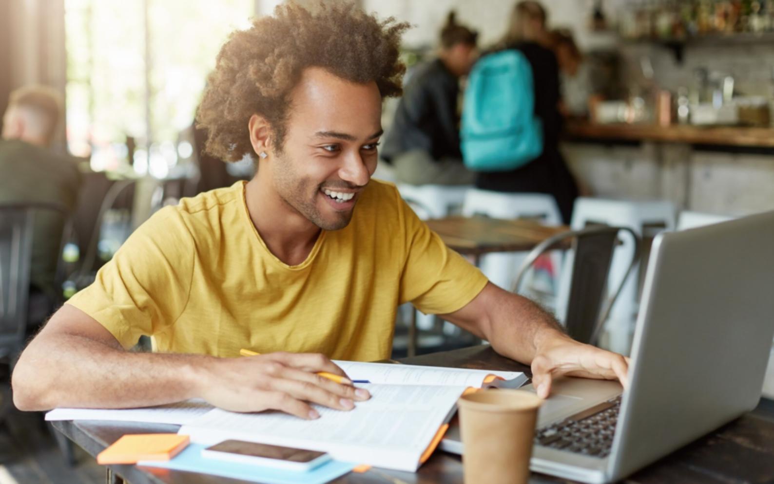 Estudiante analizando gráficos financieros en un entorno de aprendizaje moderno